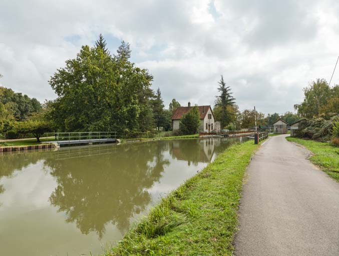 Vue d'ensemble du site d'écluse. © Pierre-Marie Barbe-Richaud / Région Bourgogne-Franche-Comté, Inventaire du patrimoine - 2017