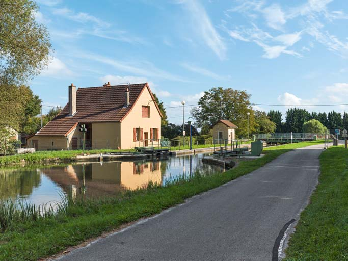 Vue rapprochée de la maison éclusière et de l'écluse. © Pierre-Marie Barbe-Richaud / Région Bourgogne-Franche-Comté, Inventaire du patrimoine - 2017