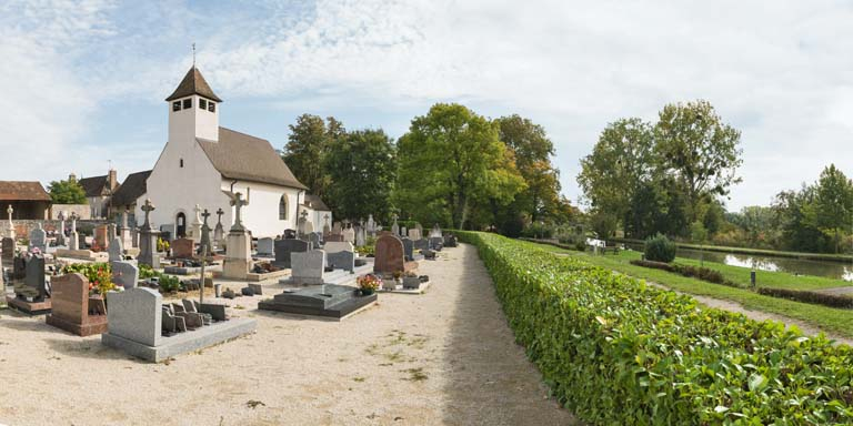 Vue d'ensemble de l'église et du canal. © Pierre-Marie Barbe-Richaud / Région Bourgogne-Franche-Comté, Inventaire du patrimoine - 2017
