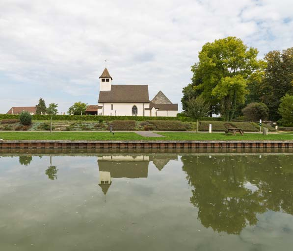 Vue de l'église le long du canal. © Pierre-Marie Barbe-Richaud / Région Bourgogne-Franche-Comté, Inventaire du patrimoine - 2017