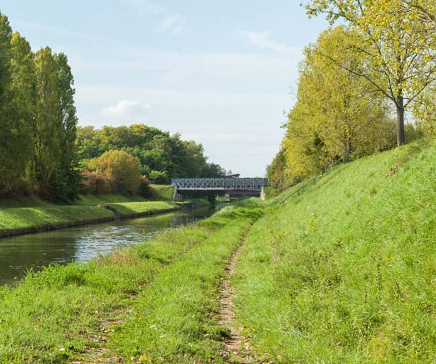 Vue du chemin de halage et du pont, en arrière plan. © Pierre-Marie Barbe-Richaud / Région Bourgogne-Franche-Comté, Inventaire du patrimoine - 2017