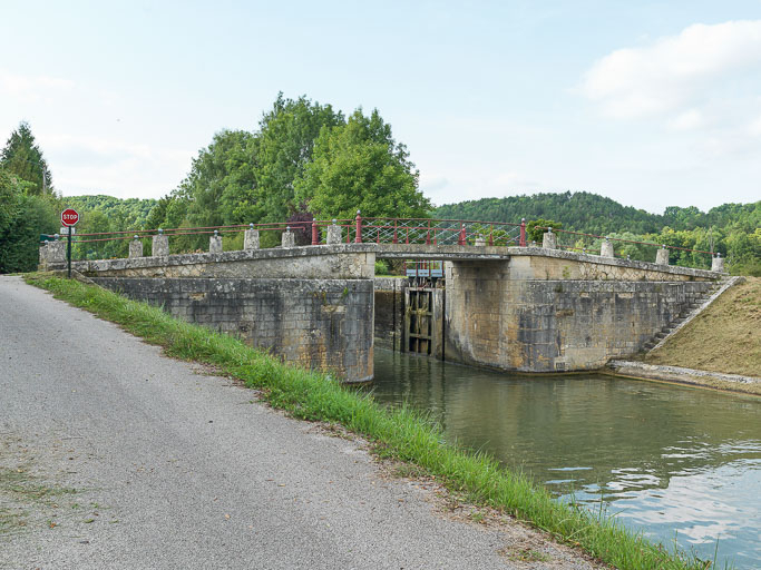 Vue d'ensemble du pont. © Pierre-Marie Barbe-Richaud / Région Bourgogne-Franche-Comté, Inventaire du patrimoine - 2017