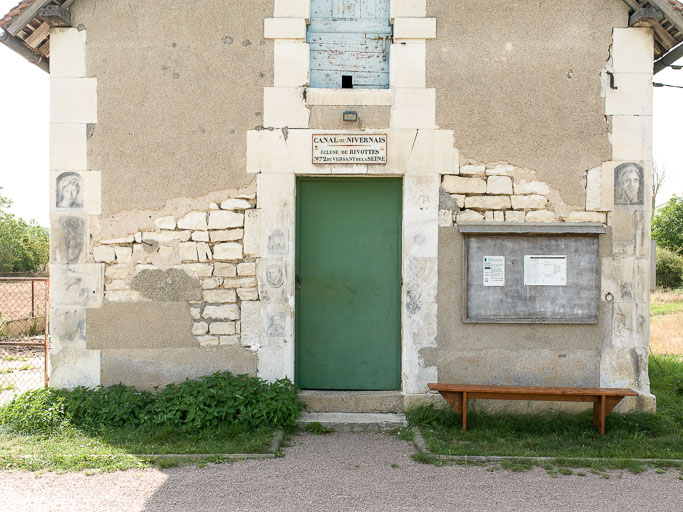 Maison éclusière. Détail du mur pignon, avec la porte d'entrée surmontée d'une fenêtre en plein-cintre. © Pierre-Marie Barbe-Richaud / Région Bourgogne-Franche-Comté, Inventaire du patrimoine - 2017