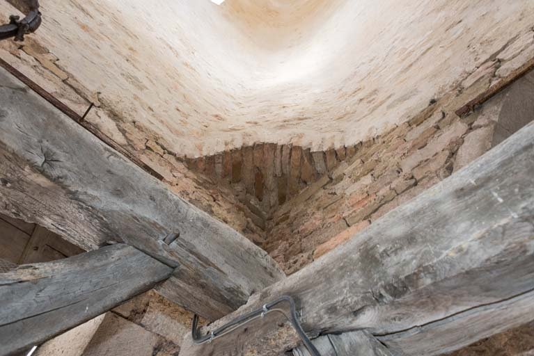 Vue du clocher en tuf depuis le niveau abritant les cloches. © Pierre-Marie Barbe-Richaud / Région Bourgogne-Franche-Comté, Inventaire du patrimoine - 2018