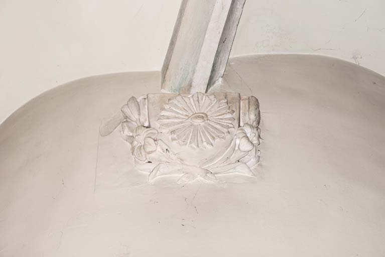Culot sculpté d'une fleur (marguerite ?) de la chapelle sud, au niveau de la tourelle d'escalier. © Pierre-Marie Barbe-Richaud / Région Bourgogne-Franche-Comté, Inventaire du patrimoine - 2018