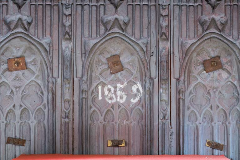 Détail de la date portée au revers de l'autel. © Pierre-Marie Barbe-Richaud / Région Bourgogne-Franche-Comté, Inventaire du patrimoine - 2018