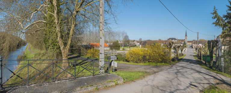 Vue d'ensemble du village d'Heuilley depuis l'entrée de la dérivation, que l'on distingue à gauche. © Thierry Kuntz / Région Bourgogne-Franche-Comté, Inventaire du patrimoine - 2018