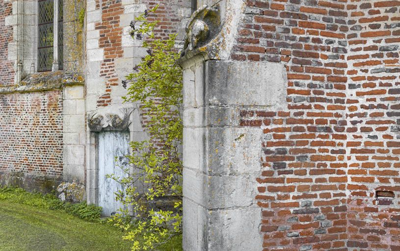 Porte de la tourelle d'escalier et contrefort de la chapelle droite. © Thierry Kuntz / Région Bourgogne-Franche-Comté, Inventaire du patrimoine - 2018