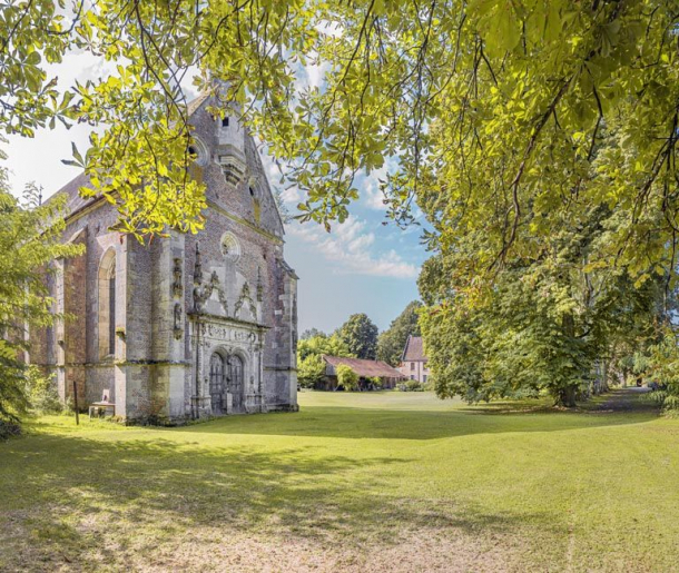 La façade de la chapelle vue de trois-quarts et arrière-plan, les bâtiments des communs. © Thierry Kuntz / Région Bourgogne-Franche-Comté, Inventaire du patrimoine - 2018