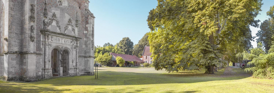 La façade de la chapelle vue de trois-quarts et arrière-plan, les bâtiments des communs. © Thierry Kuntz / Région Bourgogne-Franche-Comté, Inventaire du patrimoine - 2018