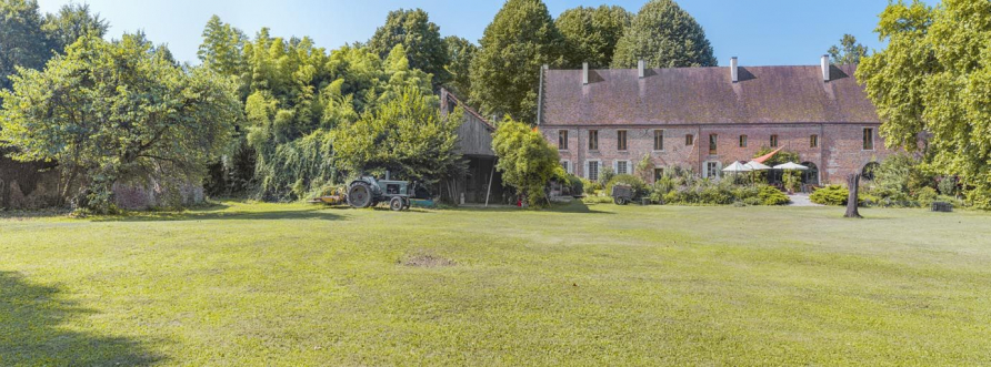 Les bâtiments de l'ancien château, vus depuis le parc. © Thierry Kuntz / Région Bourgogne-Franche-Comté, Inventaire du patrimoine - 2018