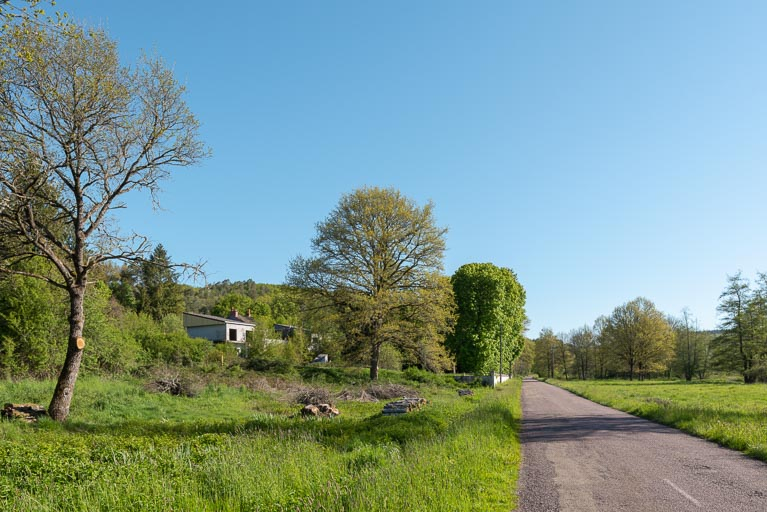 Vue d'ensemble du site depuis la R.D. 19. © Pierre-Marie Barbe-Richaud / Région Bourgogne-Franche-Comté, Inventaire du patrimoine - 2019