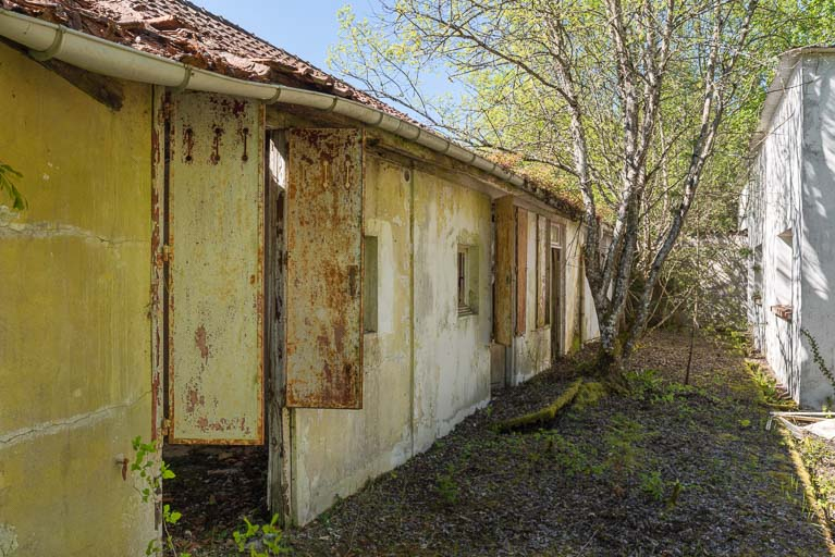Bâtiment des logements des curistes, vue arrière de trois-quarts avec le bâtiment des bains en face. © Pierre-Marie Barbe-Richaud / Région Bourgogne-Franche-Comté, Inventaire du patrimoine - 2019