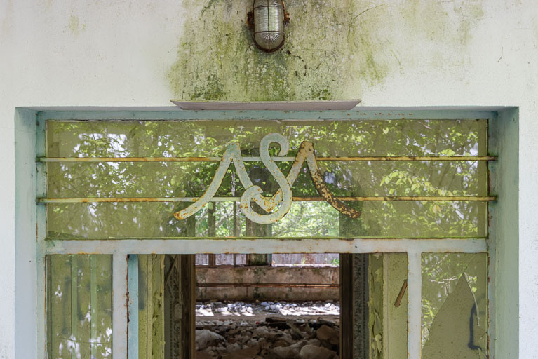 Bâtiment principal, façade postérieure, porte d'entrée, détail. © Pierre-Marie Barbe-Richaud / Région Bourgogne-Franche-Comté, Inventaire du patrimoine - 2019
