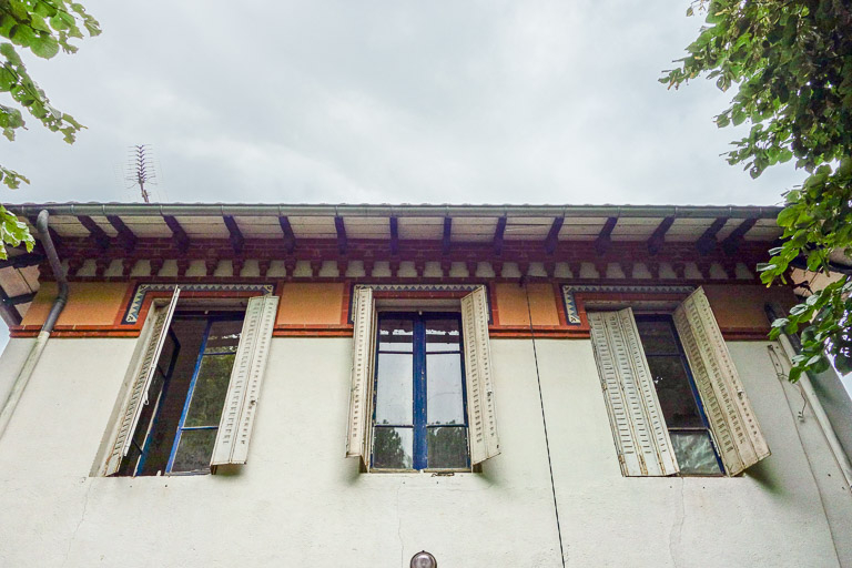 Élévation du pavillon du gardien, fenêtres de l'étage et toiture. © Fabien Dufoulon / Région Bourgogne-Franche-Comté, Inventaire du patrimoine - 2019 Élévation du pavillon du gardien, fenêtres de l'étage et toiture. © Fabien Dufoulon / Région Bourgogne-Franche-Comté, Inventaire du patrimoine - 2019