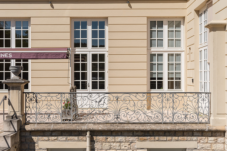 Garde-corps de la terrasse en façade principale, partie droite. © Pierre-Marie Barbe-Richaud / Région Bourgogne-Franche-Comté, Inventaire du patrimoine - 2019 Garde-corps de la terrasse en façade principale, partie droite. © Pierre-Marie Barbe-Richaud / Région Bourgogne-Franche-Comté, Inventaire du patrimoine - 2019