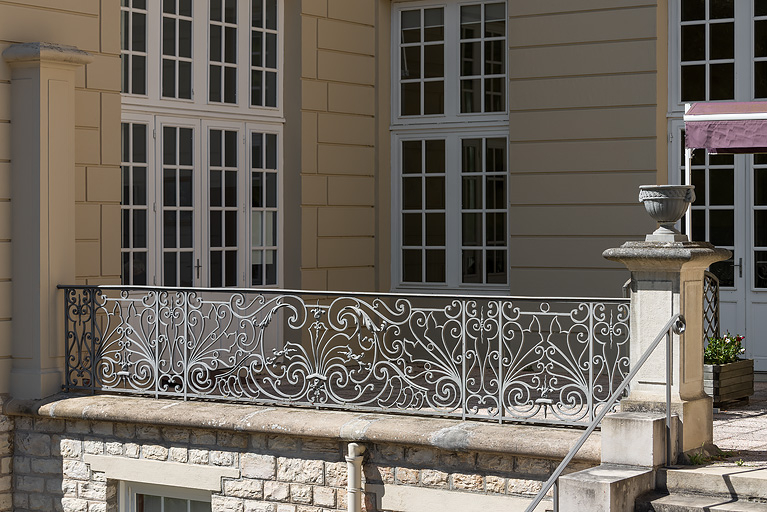 Garde-corps de la terrasse en façade principale, partie gauche. © Pierre-Marie Barbe-Richaud / Région Bourgogne-Franche-Comté, Inventaire du patrimoine - 2019 Garde-corps de la terrasse en façade principale, partie gauche. © Pierre-Marie Barbe-Richaud / Région Bourgogne-Franche-Comté, Inventaire du patrimoine - 2019