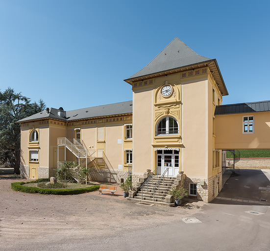 Bâtiment des bains, façade principale vue depuis le sud-est, et passerelle vers l'hôtel (à droite). © Pierre-Marie Barbe-Richaud / Région Bourgogne-Franche-Comté, Inventaire du patrimoine - 2019