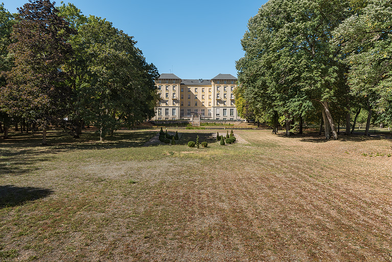 Vue d'ensemble en direction de l'hôtel. © Pierre-Marie Barbe-Richaud / Région Bourgogne-Franche-Comté, Inventaire du patrimoine - 2019 Vue d'ensemble en direction de l'hôtel. © Pierre-Marie Barbe-Richaud / Région Bourgogne-Franche-Comté, Inventaire du patrimoine - 2019