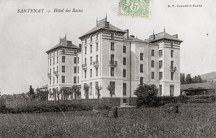 Vue ancienne depuis l'est, montrant notamment les inscriptions des crêtes faîtières ("Hôtel des Bains" et "Source Carnot"). © Fabien Dufoulon / Région Bourgogne-Franche-Comté, Inventaire du patrimoine - 2019 Vue ancienne depuis l'est, montrant notamment les inscriptions des crêtes faîtières ("Hôtel des Bains" et "Source Carnot"). © Fabien Dufoulon / Région Bourgogne-Franche-Comté, Inventaire du patrimoine - 2019
