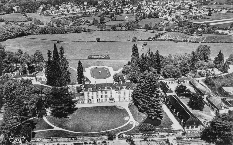 Vue aérienne du château et de ses dépendances. © auteur / Région Bourgogne-Franche-Comté, Inventaire du patrimoine - 2019 Vue aérienne du château et de ses dépendances. © auteur / Région Bourgogne-Franche-Comté, Inventaire du patrimoine - 2019
