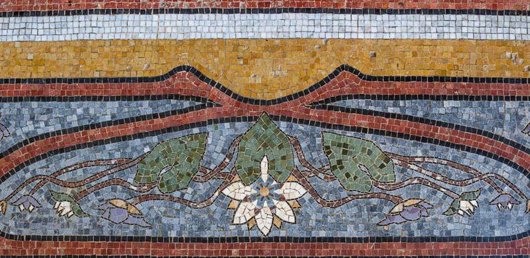 Bordure, détail, nénuphar. © Pierre-Marie Barbe-Richaud / Région Bourgogne-Franche-Comté, Inventaire du patrimoine - 2019 Bordure, détail, nénuphar. © Pierre-Marie Barbe-Richaud / Région Bourgogne-Franche-Comté, Inventaire du patrimoine - 2019