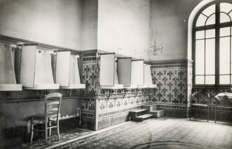 Salle de gargarisme à l'emplacement de la salle d'inhalation de première classe. © Fabien Dufoulon / Région Bourgogne-Franche-Comté, Inventaire du patrimoine - 2019 Salle de gargarisme à l'emplacement de la salle d'inhalation de première classe. © Fabien Dufoulon / Région Bourgogne-Franche-Comté, Inventaire du patrimoine - 2019