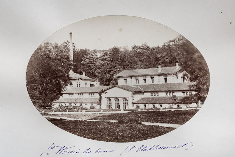 Façade principale, état en 1874. © Pierre-Marie Barbe-Richaud / Région Bourgogne-Franche-Comté, Inventaire du patrimoine - 2019 Façade principale, état en 1874. © Pierre-Marie Barbe-Richaud / Région Bourgogne-Franche-Comté, Inventaire du patrimoine - 2019