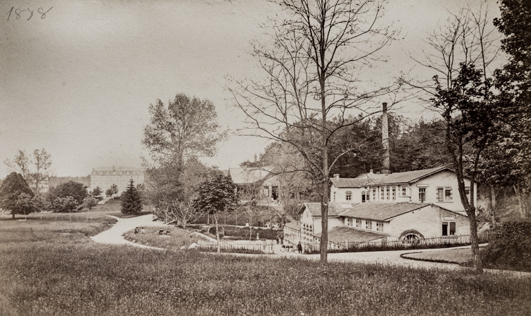 Façade principale, état en 1878. © Pierre-Marie Barbe-Richaud / Région Bourgogne-Franche-Comté, Inventaire du patrimoine - 2019 Façade principale, état en 1878. © Pierre-Marie Barbe-Richaud / Région Bourgogne-Franche-Comté, Inventaire du patrimoine - 2019