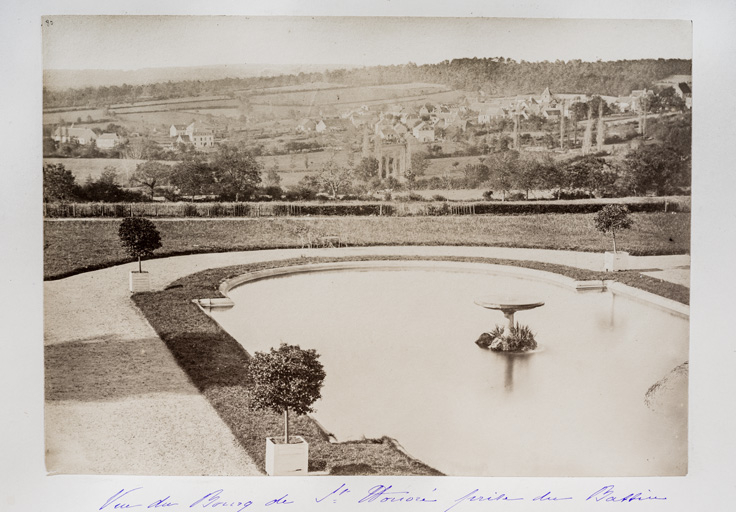 Bassin et vue sur le village. © Pierre-Marie Barbe-Richaud / Région Bourgogne-Franche-Comté, Inventaire du patrimoine - 2019 Bassin et vue sur le village. © Pierre-Marie Barbe-Richaud / Région Bourgogne-Franche-Comté, Inventaire du patrimoine - 2019