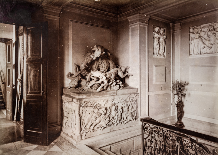 Groupe photographié dans la cage d'escalier à la fin du 19e siècle. © Pierre-Marie Barbe-Richaud / Région Bourgogne-Franche-Comté, Inventaire du patrimoine - 2019 Groupe photographié dans la cage d'escalier à la fin du 19e siècle. © Pierre-Marie Barbe-Richaud / Région Bourgogne-Franche-Comté, Inventaire du patrimoine - 2019