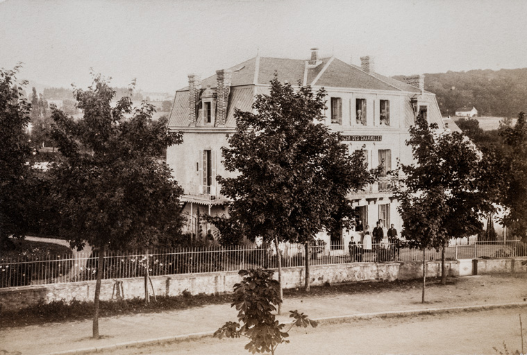 Vue d'ensemble de la villa depuis l'actuelle avenue Eugène Collin en 1883. © Pierre-Marie Barbe-Richaud / Région Bourgogne-Franche-Comté, Inventaire du patrimoine - 2019 Vue d'ensemble de la villa depuis l'actuelle avenue Eugène Collin en 1883. © Pierre-Marie Barbe-Richaud / Région Bourgogne-Franche-Comté, Inventaire du patrimoine - 2019