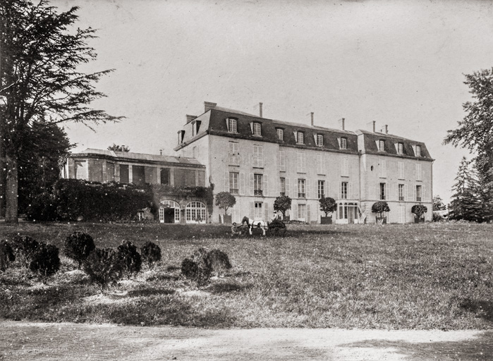 Façade sud-est du corps de logis. © Pierre-Marie Barbe-Richaud / Région Bourgogne-Franche-Comté, Inventaire du patrimoine - 2019 Façade sud-est du corps de logis. © Pierre-Marie Barbe-Richaud / Région Bourgogne-Franche-Comté, Inventaire du patrimoine - 2019