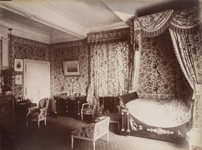 Vue intérieure d'une chambre à coucher à la fin du 19e siècle. © Pierre-Marie Barbe-Richaud / Région Bourgogne-Franche-Comté, Inventaire du patrimoine - 2019 Vue intérieure d'une chambre à coucher à la fin du 19e siècle. © Pierre-Marie Barbe-Richaud / Région Bourgogne-Franche-Comté, Inventaire du patrimoine - 2019