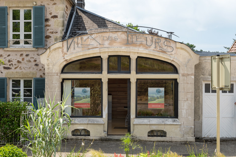 pharmacie © Pierre-Marie Barbe-Richaud / Région Bourgogne-Franche-Comté, Inventaire du patrimoine - 2019 pharmacie © Pierre-Marie Barbe-Richaud / Région Bourgogne-Franche-Comté, Inventaire du patrimoine - 2019