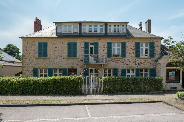 Façade actuelle sur l'avenue, vue de face. © Pierre-Marie Barbe-Richaud / Région Bourgogne-Franche-Comté, Inventaire du patrimoine - 2019 Façade actuelle sur l'avenue, vue de face. © Pierre-Marie Barbe-Richaud / Région Bourgogne-Franche-Comté, Inventaire du patrimoine - 2019