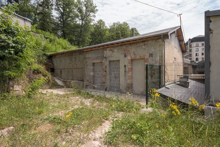 Bâtiment (dit "usine"), vue depuis la terrasse du casino. © Pierre-Marie Barbe-Richaud / Région Bourgogne-Franche-Comté, Inventaire du patrimoine - 2019 Bâtiment (dit "usine"), vue depuis la terrasse du casino. © Pierre-Marie Barbe-Richaud / Région Bourgogne-Franche-Comté, Inventaire du patrimoine - 2019