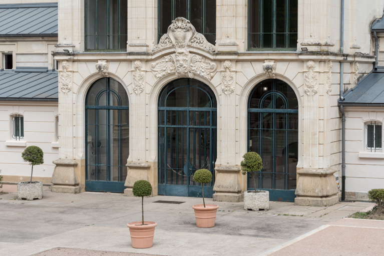 Pavillon central, entrée. © Pierre-Marie Barbe-Richaud / Région Bourgogne-Franche-Comté, Inventaire du patrimoine - 2019 Pavillon central, entrée. © Pierre-Marie Barbe-Richaud / Région Bourgogne-Franche-Comté, Inventaire du patrimoine - 2019