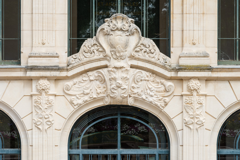 Pavillon central, décor sculpté au-dessus de la baie centrale. © Pierre-Marie Barbe-Richaud / Région Bourgogne-Franche-Comté, Inventaire du patrimoine - 2019 Pavillon central, décor sculpté au-dessus de la baie centrale. © Pierre-Marie Barbe-Richaud / Région Bourgogne-Franche-Comté, Inventaire du patrimoine - 2019