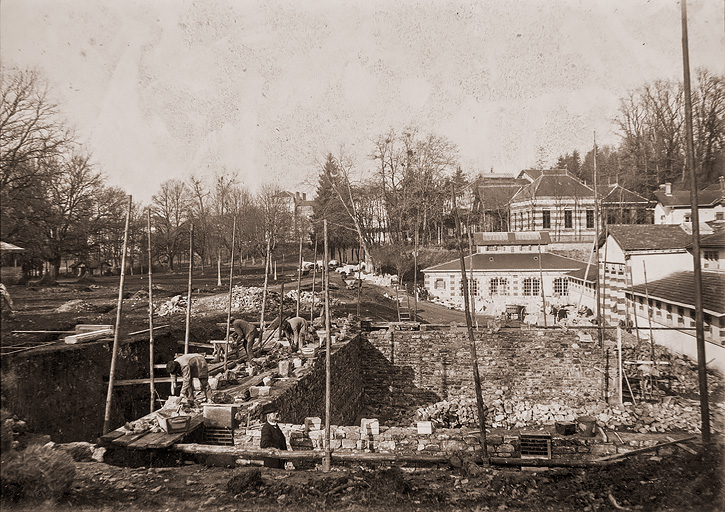 Construction du pavillon de la piscine. © Pierre-Marie Barbe-Richaud / Région Bourgogne-Franche-Comté, Inventaire du patrimoine - 2019 Construction du pavillon de la piscine. © Pierre-Marie Barbe-Richaud / Région Bourgogne-Franche-Comté, Inventaire du patrimoine - 2019