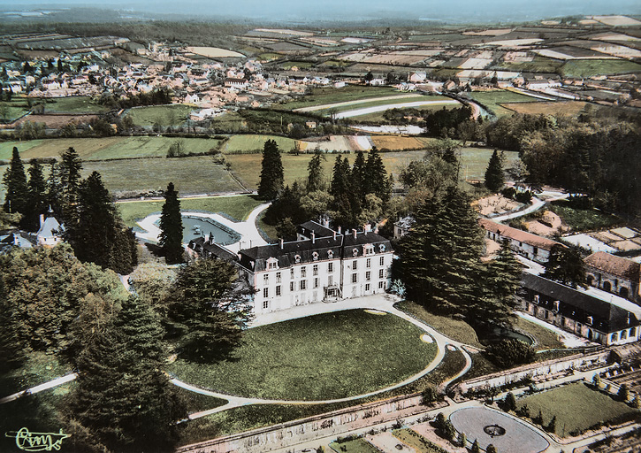 Vue aérienne du château et de ses dépendances. © auteur / Région Bourgogne-Franche-Comté, Inventaire du patrimoine - 2019 Vue aérienne du château et de ses dépendances. © auteur / Région Bourgogne-Franche-Comté, Inventaire du patrimoine - 2019