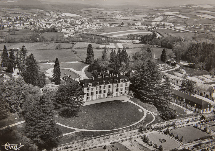 Vue aérienne du château et de ses dépendances. © auteur / Région Bourgogne-Franche-Comté, Inventaire du patrimoine - 2019 Vue aérienne du château et de ses dépendances. © auteur / Région Bourgogne-Franche-Comté, Inventaire du patrimoine - 2019