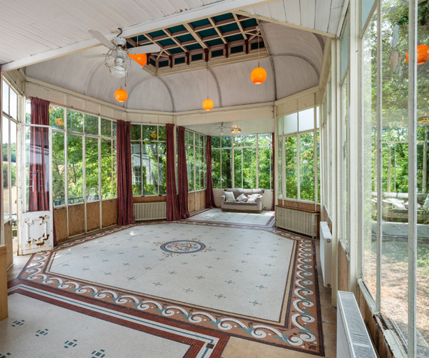 Vue d'ensemble depuis la porte conduisant à la villa. © Pierre-Marie Barbe-Richaud / Région Bourgogne-Franche-Comté, Inventaire du patrimoine - 2019