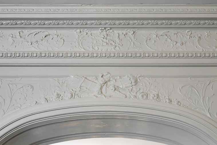 Détail du décor de la grande chambre (arcs et carquois, torches, rubans, guirlandes de roses). © Pierre-Marie Barbe-Richaud / Région Bourgogne-Franche-Comté, Inventaire du patrimoine - 2019