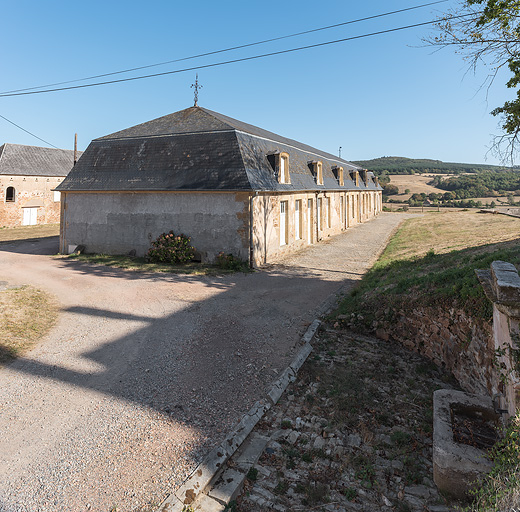 Bâtiment de l'ancienne écurie, vue depuis le nord-ouest. © Pierre-Marie Barbe-Richaud / Région Bourgogne-Franche-Comté, Inventaire du patrimoine - 2019 Bâtiment de l'ancienne écurie, vue depuis le nord-ouest. © Pierre-Marie Barbe-Richaud / Région Bourgogne-Franche-Comté, Inventaire du patrimoine - 2019