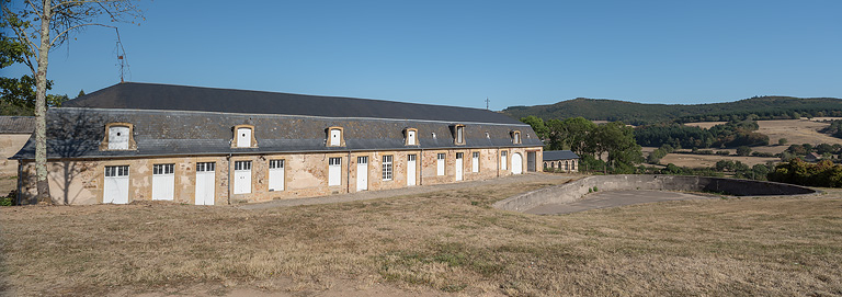 Bâtiment de l'ancienne écurie, vue depuis l'ouest. © Pierre-Marie Barbe-Richaud / Région Bourgogne-Franche-Comté, Inventaire du patrimoine - 2019 Bâtiment de l'ancienne écurie, vue depuis l'ouest. © Pierre-Marie Barbe-Richaud / Région Bourgogne-Franche-Comté, Inventaire du patrimoine - 2019