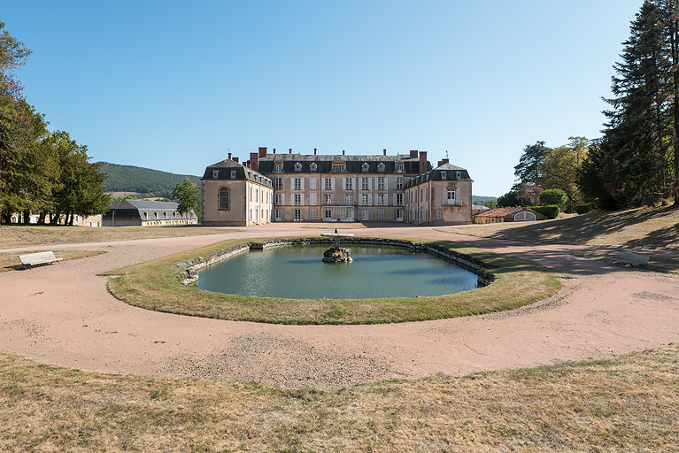 Vue d'ensemble depuis le nord-ouest. © Pierre-Marie Barbe-Richaud / Région Bourgogne-Franche-Comté, Inventaire du patrimoine - 2019 Vue d'ensemble depuis le nord-ouest. © Pierre-Marie Barbe-Richaud / Région Bourgogne-Franche-Comté, Inventaire du patrimoine - 2019