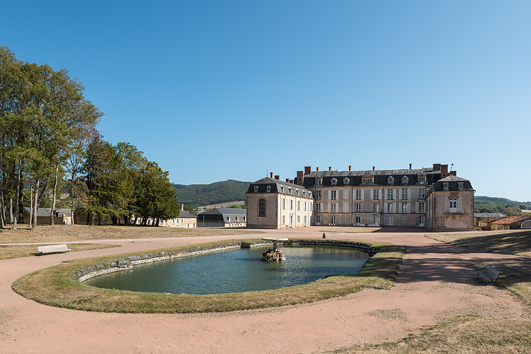 Vue d'ensemble depuis le nord-ouest. © Pierre-Marie Barbe-Richaud / Région Bourgogne-Franche-Comté, Inventaire du patrimoine - 2019 Vue d'ensemble depuis le nord-ouest. © Pierre-Marie Barbe-Richaud / Région Bourgogne-Franche-Comté, Inventaire du patrimoine - 2019