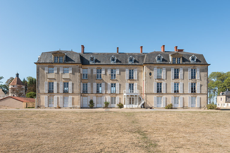 Façade sur le parc, vue de face. © Pierre-Marie Barbe-Richaud / Région Bourgogne-Franche-Comté, Inventaire du patrimoine - 2019 Façade sur le parc, vue de face. © Pierre-Marie Barbe-Richaud / Région Bourgogne-Franche-Comté, Inventaire du patrimoine - 2019
