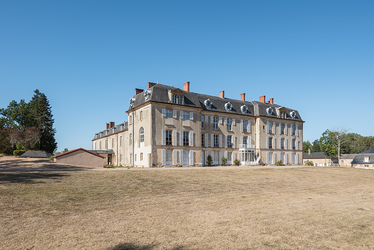Façade sur le parc, vue de trois-quarts. © Pierre-Marie Barbe-Richaud / Région Bourgogne-Franche-Comté, Inventaire du patrimoine - 2019 Façade sur le parc, vue de trois-quarts. © Pierre-Marie Barbe-Richaud / Région Bourgogne-Franche-Comté, Inventaire du patrimoine - 2019